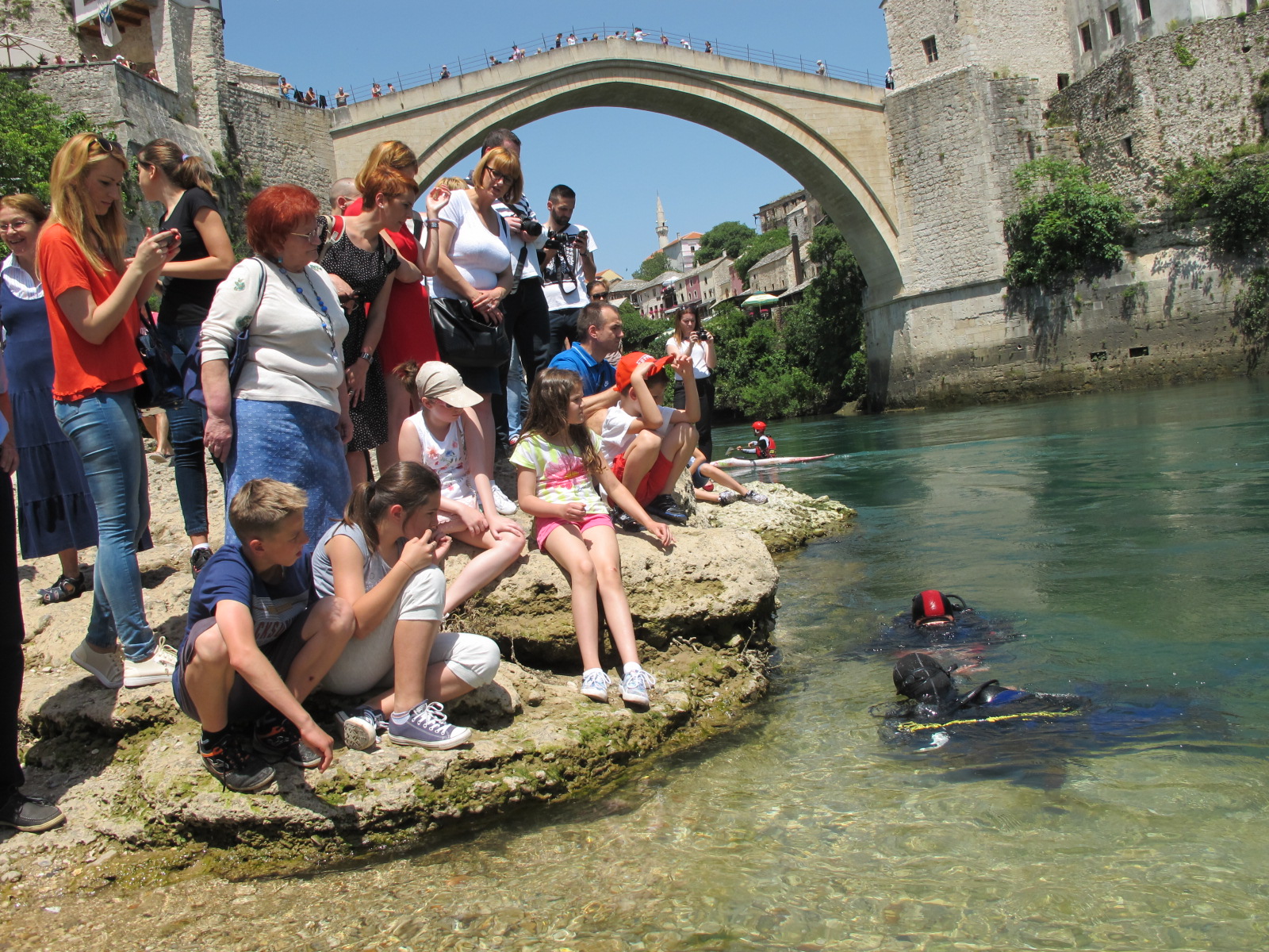 Iglom preko granice – Mostar i udruga Insula