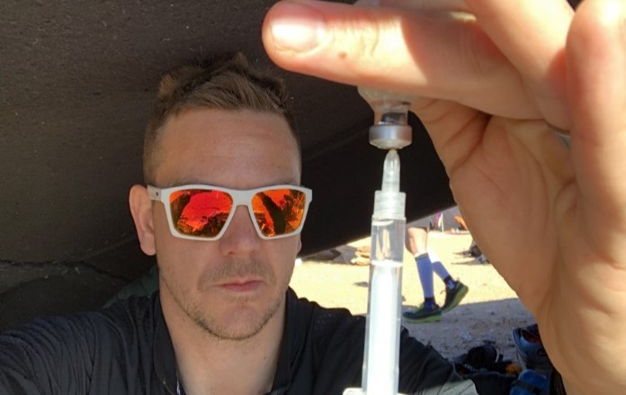 Rob Brown navlači svoj inzulin tijekom priprema za trčanje maratona de Sable u Sahari