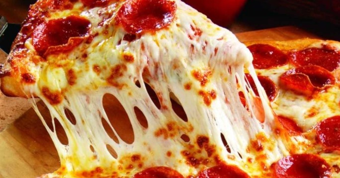 Pizza od bademovog brašna s pestom od bosiljka i pistacija