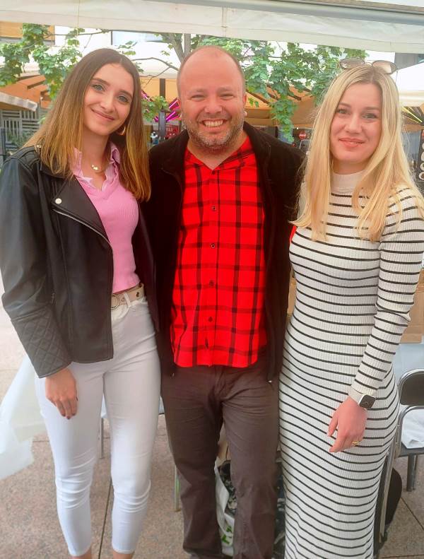 Liječnice Ana Pavić i Dora Vodanović savjetuju osobe s dijabetesom na Cvjetnom Trgu povodom Hrvatskog dana dijabetesa. @DiaEdu