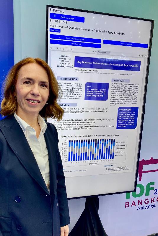 Tanja Grulović ispred zajedničkog postera sa Majom Baretić, IDF Bangkok, 2025.