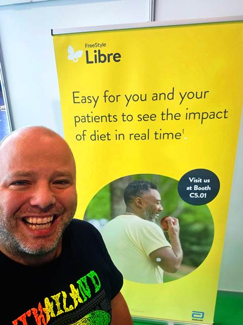 Izvrstan nastup gdje je Abbott dijelio jabuke i skrenuo pozornost na svoj senzor koji mjeri glukozu svake minute!