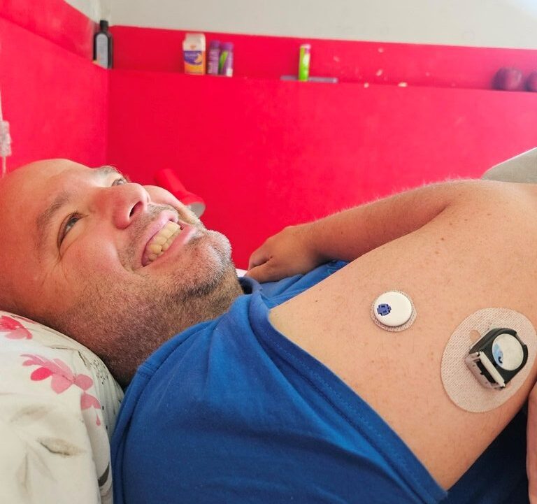 Lijevo maleni Hippo senzor, desno tvornički test senzor